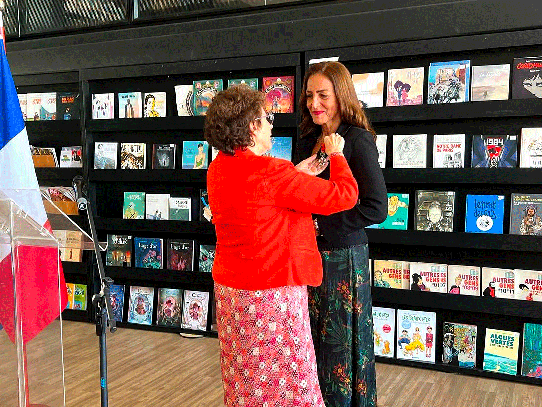 Katia Chalita recebe a medalha de Chevalier da Légion d'Honneur  da  Embaixadora da França no Brasil Brigitte Collet